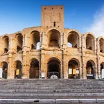 Arles : agréable maison de ville proche des arènes